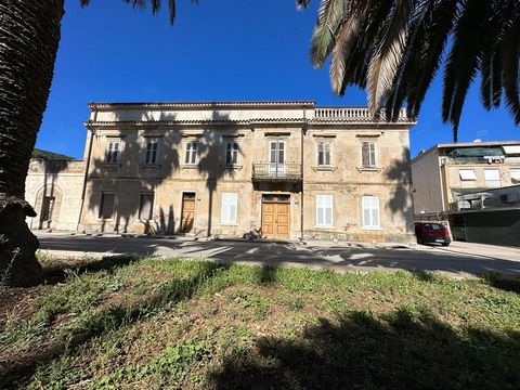 A building from 1914 surfaces of 730 m2, on the island of Vis. The building is located in the town of Vis, 200m from the port in the first row, only 15 meters from the sea. It consists of a ground floor of 261 m2, a first floor of 238 m2 and an attic...