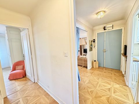 Exclusively ! Between the Public Garden and the Halles de Biarritz, you will enjoy all the comfort of a central location, perfect for enjoying the city and the beach on foot. Crossing apartment consisting of an entrance hall, a beautiful south-facing...
