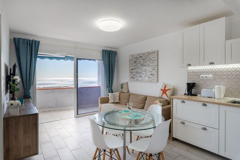 Prime located apartment on the first line with stunning sea views in San Agustin. Consisting of 3 rooms: Salón with open kitchen and dining area, two double bedrooms, a bathroom with shower, washing machine and window and a large balcony with breatht...