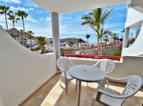 Great apartment in a well-kept complex in Playa del Cura with two heated pools, a water slide, green areas and a childrens playground. It consists of bedroom, kitchen-living room, bathroom with shower, terrace overlooking the pool. The apartment is l...