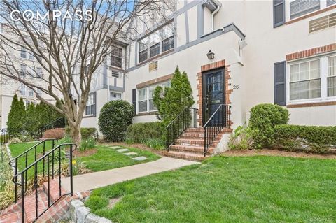 A rare offering in Bronxville village! This gorgeous duplex, located steps from town and all of its wonderful amenities, lives like a townhouse with 1700 square feet of beautiful living space. The first floor consists of a large living room, a butler...