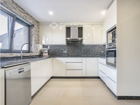 House in Pedroso. 2 fronts (East/West). Entrance floor: hall, living room with fireplace and access to the garden. Equipped kitchen with pantry and balcony. Toilet service. 1st floor: 4 bedrooms with balconies. (2 bedrooms with wardrobe + 2 support w...