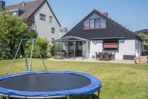 Welcome to your new home in idyllic Kornweg in Bremerhafen! This spacious and fully furnished home not only offers first-class accommodation, but also an unbeatable location with a wealth of sights, restaurants and local transport links right on your...