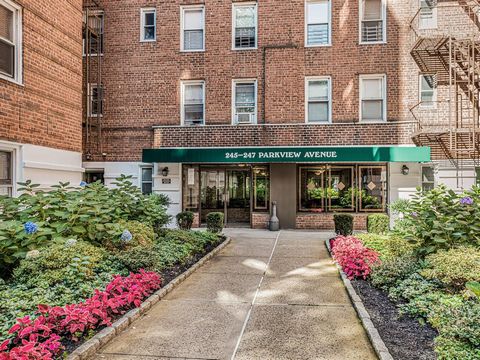 Commuters Dream!! Short walk to both Bronxville and Tuckahoe Metro North, shops and restaurants. Enjoy the picturesque park and pond a stones throw away. The unit features a spacious living room, dining area, dine-in kitchen, 3 well-sized bedrooms an...