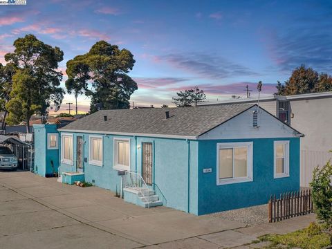 Look at this incredible opportunity at 1724 Bissell Ave in Richmond, CA! This well-maintained, tenant-occupied duplex offers stable income and is a smart buy for any investor. There's no need to worry about parking as there's plenty available. Locati...