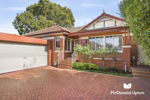 Promoting leafy serenity in a tightly held family setting, this superbly spacious home, one of only two in its boutique block, delivers quiet ease and practicality ideal for savvy downsizers, young families, and experienced investors. Privately set b...