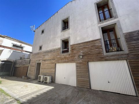 Magnificent, fully renovated property comprising a superb triplex house with a terrace opening onto a courtyard with private garage. Two T2 apartments, each with its own garage, are currently rented for 500 euros per apartment. Very good potential fo...