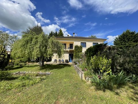 PRETTY HOUSE WITH SWIMMING POOL ON AN ENCLOSED AND WOODED PLOT OF 3205 M2. LOCATION WITH STUNNING VIEWS. IN THE IMMEDIATE VICINITY OF A VILLAGE WITH ALL SHOPS IN THE TOURIST LOT VALLEY. (46700).   Single-storey converted house of 240 m2 with 2 indepe...