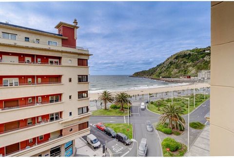 OPPORTUNITÉ UNIQUE ! Nous vous présentons cette belle propriété extérieure avec vue imprenable sur la plage de la Zurriola. Profitez des meilleures vues depuis votre balcon spacieux, où vous pourrez vous détendre avec votre boisson préférée tout en p...
