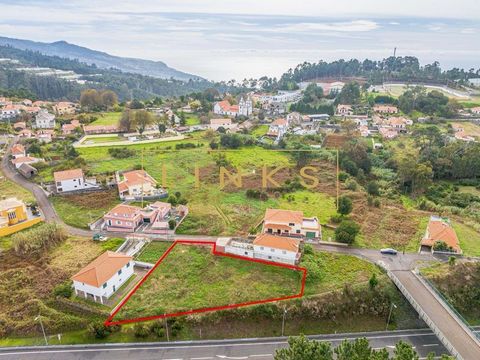 This 1000m² plot located in Prazeres offers a unique opportunity to build the residence of your dreams or invest in housing for multiple buyers. Its quiet and convenient location, close to the church, restaurants and Quinta Pedagógica dos Prazeres, m...