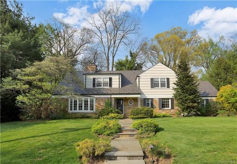 Combining Mid-Century architectural details with modern amenities, this Fox Meadow stunner is minutes away from Metro North stations (both Scarsdale and Hartsdale) as well as Fox Meadow Elementary and Scarsdale High School and the new Scarsdale Libra...