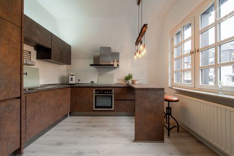 The spacious three-room apartment has an exceptional view that stretches from the peninsula Oberwerth over the city of Koblenz to the fortress Ehrenbreitstein. The location of the apartment is very quiet and yet within walking distance (15 minutes or...