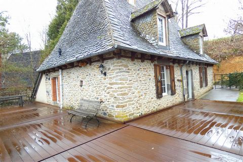 Aurillac 20 kms, on 3200 M2 of enclosed and wooded land, beautiful Auvergne house in STONE 1850 with a BARN, LAUZES roof including 1 living room with fireplace, 1 terrace of 144 M2, 1 equipped kitchen, 3 bedrooms, 1 bathroom, wc, PVC double glazing, ...