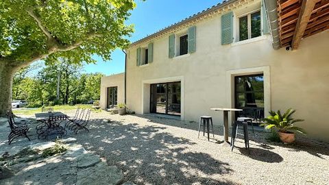 Immerse yourself in the authenticity and ultimate comfort of this completely renovated 200m² farmhouse in L'Isle-sur-la-Sorgue. Combining the charm of the old with modernity, this property offers superior quality services. The living room, spacious a...