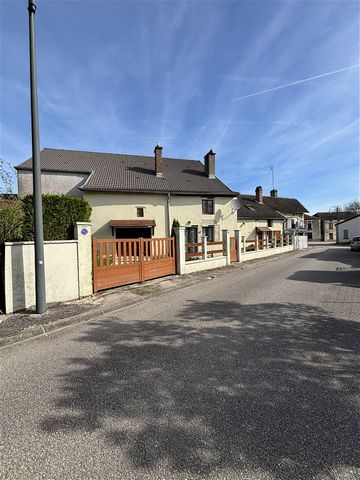 Burgundian house of 150m2 completely renovated, in the national park, close to the A5 and Montigny sur Aube (village with shops). An entrance giving access to a beautiful modern kitchen of 10m2, a shower room of 11.50m2, toilet and a room of 5m2, a l...