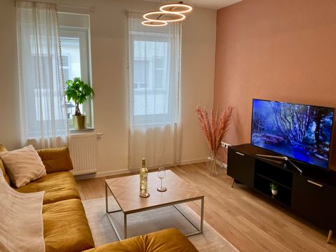 Sit back and relax - in this quiet, stylish accommodation! The apartment, built in 2021, has been furnished with great attention to detail. It is located in a very well-kept residential complex and is only a 3-minute walk from the Esslingen-Mettingen...