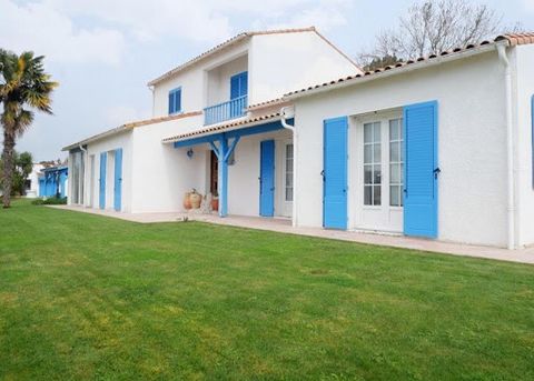 ARVERT - Proche des plages et des commerces - Dans un environnement calme, belle maison soignée des années 80 aux beaux volumes comprenant en rez-de-chaussée, une entrée, un séjour/salle-à-manger, une cuisine aménagée et équipée, une arrière cuisine,...