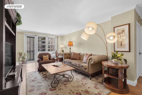 Welcome to 18KW, a bright and large junior four on a high floor with PRIVATE OUTDOOR SPACE in the coveted Lincoln Guild building in Lincoln Center. The spacious kitchen boasts granite countertops, an abundance of cabinet space, and stainless steel ap...