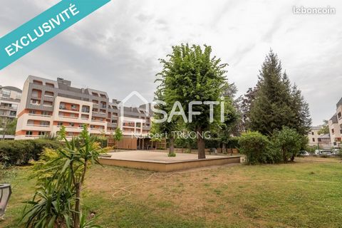 Ideally located, in the golden triangle, in Issy-les-Moulineaux (92130), this 65m² T3 apartment offers a practical and family living environment. Close to parks, shops, public transport (metro lines 12 and 15, Bus, RER, Tram), it is also located at t...