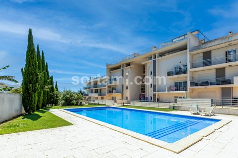 Spacious apartment with three bedrooms, situated within a condominium with swimming pool, in a residential area of Albufeira. Comprising a large and bright living room with access to a private terrace where you can enjoy the fantastic climate of the ...