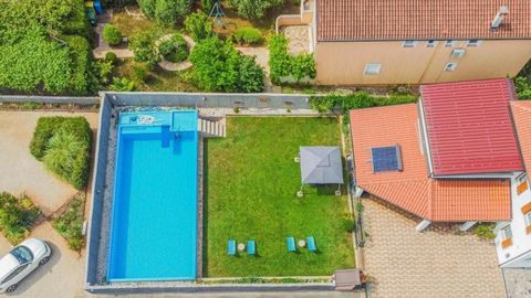 Guest-house in Umag area 1,5 km from the sea! Total area is 468 sq.m. Land plot is 1389 sq.m. In Umag, once a humble fishing village now drawing an increasing number of tourists, stands a charming house that presents an extraordinary opportunity for ...