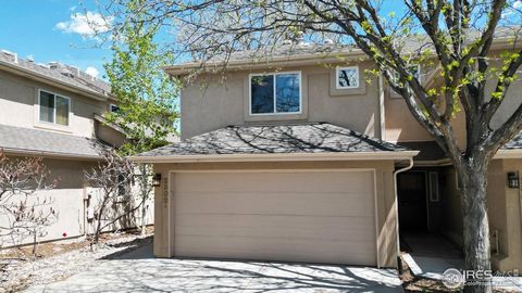 Welcome to this charming townhome in Denver that backs to Highline Canal with easy access to walking trails. Cozy up in this family room next to the gas fireplace on cold Colorado nights. The chef in your home will love cooking in this kitchen with s...