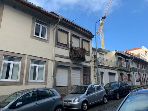 Building in Full Ownership (PT) in a premium location, situated in the heart of the city of Porto. Consisting of 2 floors and basement in a total of 174 m2 of built area on land with 118 m2 (garden has 60m2). Currently this building is divided into 2...
