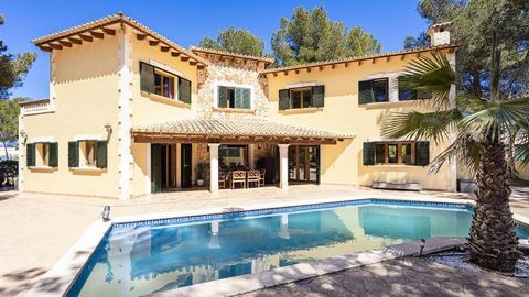 Mallorca Immobilie: Charmante Villa mit Pool in Yachthafennähe von Port Adriano, im Südwesten von Mallorca.    Die gepflegte Villa mit Natursteinelementen befindet sich auf einem Grundstück von ca. 850 m2 und hat eine bebaute Fläche von ca. 340 m2, a...
