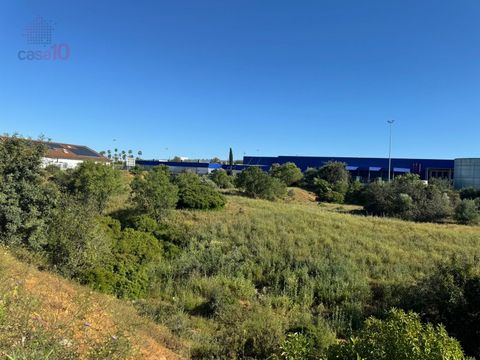 Grundstück zum Verkauf für den Bau von Lagerhallen in Guia, Albufeira Ausgezeichnetes Grundstück mit 5518 m², mit einem genehmigten Projekt für den Bau von 2443 m² Lagerhallen für Handel oder Dienstleistungen. Vor Algarve Shopping und Makro gelegen, ...