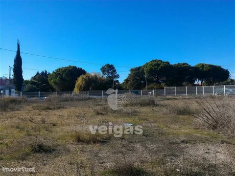 Urban land with an area of 4,006 m2 in Porto Alto, with the possibility of building one or more buildings with a gross construction area of 801 m2 and a deployment area of 601 m2. Excellent location for construction of housing condominium, commercial...