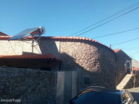 Maison jumelée T3 à Águas, municipalité de Penamacor. Avec une superficie totale de 140m2, il est prêt à vivre. Il dispose d’un salon de 40m2, où il a de la salamandre. La cuisine entièrement équipée. Chambres avec des planchers flottants et de riche...