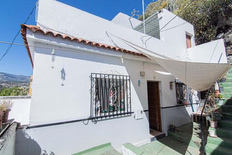 IMPORTANT: Access to the house consists of 120 meters of stairs from the road. It currently does not have road access. We present this country house located on Carretera de La Angostura, Santa Brígida, just 20 minutes by car from the capital. The hou...