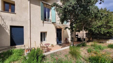 Village with all shops and restaurants, 5 minutes from Roujan, 10 minutes from Pezenas, 30 minutes from Beziers and 25 minutes from the beaches. Beautiful winegrowers house with character in very good condition, with 128 m2 of living space (3 bedroom...