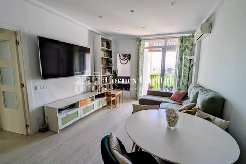 This excellent flat with terrace is located on the well-known Rambla del Poblenou and was completely renovated just 4 years ago. Very bright, morning and afternoon sun. The flat is perfectly distributed and has been beautiful and modern after the ren...