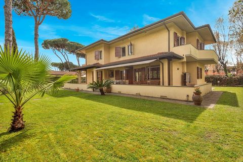 Elegant Villa behind the center of Forte dei Marmi with a large green garden with panoramic views of the Apuan Alps. Immersed in the enchanting scenery of Forte dei Marmi, this elegant villa offers an unparalleled living experience. Located behind th...