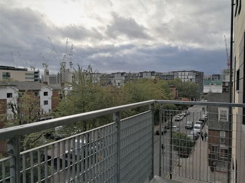 Close by the beautiful Regents Canal, in the dynamic area of King's Cross, this modern apartment features a balcony, a sober decoration and all modern equipment. The apartments are equipped with all the modern conveniences to make your stay truly com...