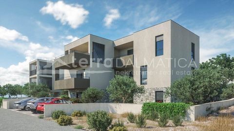 En Brodarica, un asentamiento cerca de Sibenik, se vende un apartamento con jardín en una zona tranquila. Este apartamento se encuentra en la planta baja de un moderno edificio de nueva construcción y es una gran oportunidad si buscas una propiedad e...