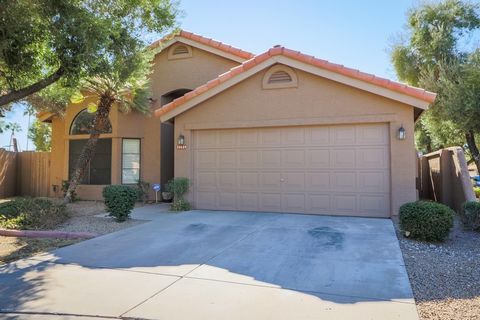 Beautiful 3 bedroom, 2 bath home in the highly desirable neighborhood of Paradise Manor. Oversized tiles, shutters, plant niches and natural light that flows throughout the entire house. Huge living/dining room has large beautiful windows, wood-burni...
