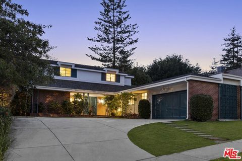 The Berg House, John L. Rogerson, Architect, 1967. Gracious. That word alone sums up the essence of this custom-designed Mid-Century home in the Los Feliz Estates. Just one couple shared the pleasure of living here. Their scrupulous maintenance has k...