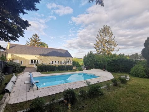 On the heights of the Saumur agglomeration at the end of a cul-de-sac, freestone house on a pleasure garden with heated swimming pool * View of the castle of Saumur in perspective. Ground floor: Living room with a summer kitchen, and boiler room/laun...