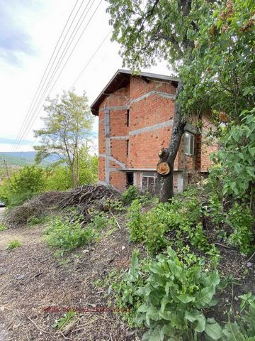 Agencja nieruchomości Peak Real Estate oferuje dom we wsi Dragovishtitsa. Dom ma powierzchnię 130 mkw. i 52 mkw. obszar zabudowany. Nieruchomość wybudowana jest na działce o powierzchni 538 mkw. Wieś Dragowisztica znajduje się w zachodniej Bułgarii, ...