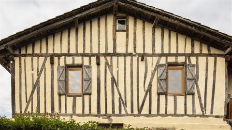 NEAR AURIGNAC, Pretty village house with garden Canton of AURIGNAC 31420 - Stone, half-timbering, old tiles, and beautiful old parquet floors, all the ingredients come together for this charming house full of authenticity. With a living area of 146 m...
