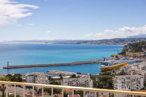 NICE- MONT BORON: Encaramado en el 3er piso de una prestigiosa residencia con piscina en la cima del Mont Boron en Niza, este apartamento de 99,36 metros cuadrados cuenta con vistas incomparables del encantador puerto de Niza y la extensión azul de l...