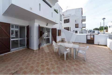 Location: The villa is located in Alvor, a highly sought after location due to its proximity to the beach and the town of Alvor. Distances: It is a convenient 3 km from the stunning Alvor Beach and just 1 km from the charming village of Alvor, where ...