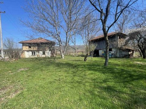 ¡¡PARAÍSO!! ¡¡AIRE LIMPIO!! ¡¡ENORME PATIO!! La casa se encuentra en el pueblo de Staro Selo, junto al pueblo de Golyama Zhelyazna. Nos complace presentarle una hermosa casa auténtica con paredes de piedra en el primer piso y un seto en el segundo pi...