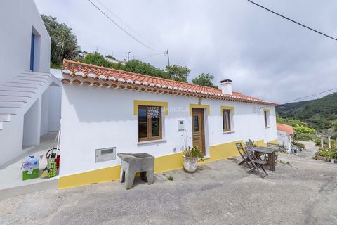 Located in Aljezur. Perched on the hillside in the old town this delightful 70 mtr² two bedroom cottage enjoys panoramic views across the valley to Igreja Nova and Monchique. Recently renovated to an exacting standard the house has a new roof, is ful...