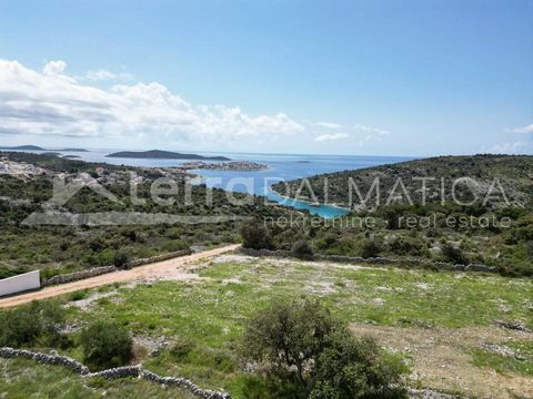 Excellent plot of land with a view of the open sea for sale in the vicinity of Rogoznica. The land has side access from the public road. It is rectangular in shape, measuring 29.5m by 19.5m. The shape, location, view and environment create an offer t...