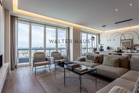 Walter Haus a le privilège de présenter cet appartement exceptionnel et unique avec une rénovation de luxe à Nueva España, l'un des quartiers les plus exclusifs de Madrid. Située au neuvième et dernier étage d'un immeuble solide et majestueux, cette ...