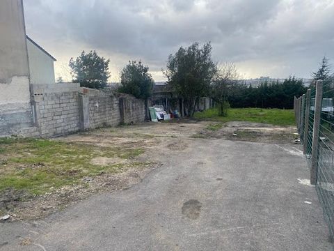 Valenton, 94460, terrain constructible. Georges De Sousa, votre conseiller en immobilier à le plaisir de vous présenter un bien très rare sur ce secteur : un terrain constructible sur les hauteurs de Valenton. A deux pas du centre ville, en zone pavi...