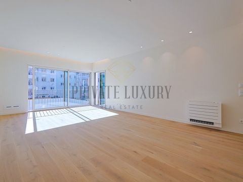 If you are looking for the pinnacle of luxury and comfort in Lisbon, this magnificent 3 bedroom flat with balcony is the ideal choice. Located in the prestigious Avenidas Novas, in the heart of the city, this property offers a unique living experienc...